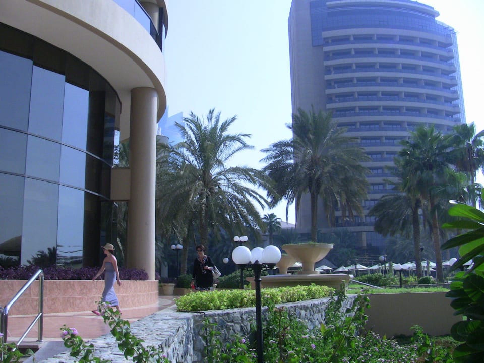 In Richtung Hauptgebäude Le Royal Méridien Beach Resort & Spa Dubai
