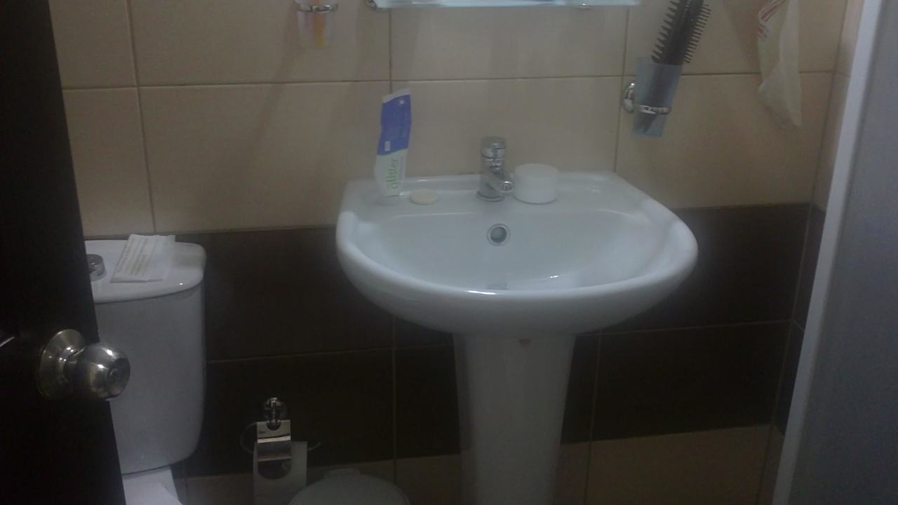 Дверь в душевую упирается в унитаз Hotel Aslan City Kleopatra