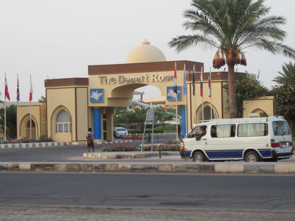 Hoteleinfahrt Desert Rose