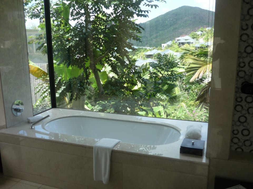 Badewanne mit Ausblick Raffles Seychelles