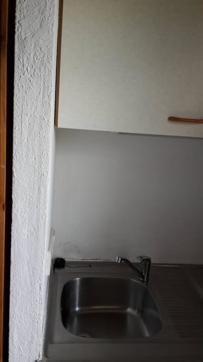 Zimmer 1; Küchenzeile mit Schimmelflecken Pension Almhof