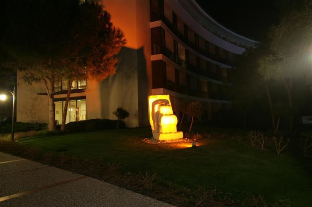 Nebenhaus mit Hotel-Kunst im Vordergrund Voyage Belek Golf & Spa