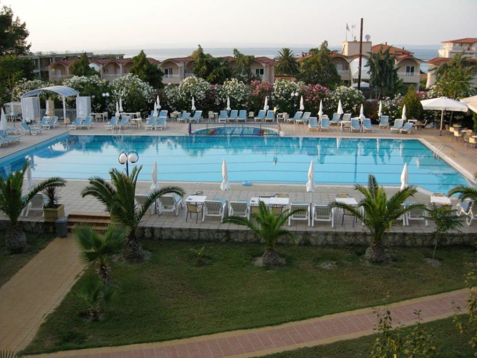 Pool am frühen Abend Hotel Hanioti Palace/Chanioti Palace