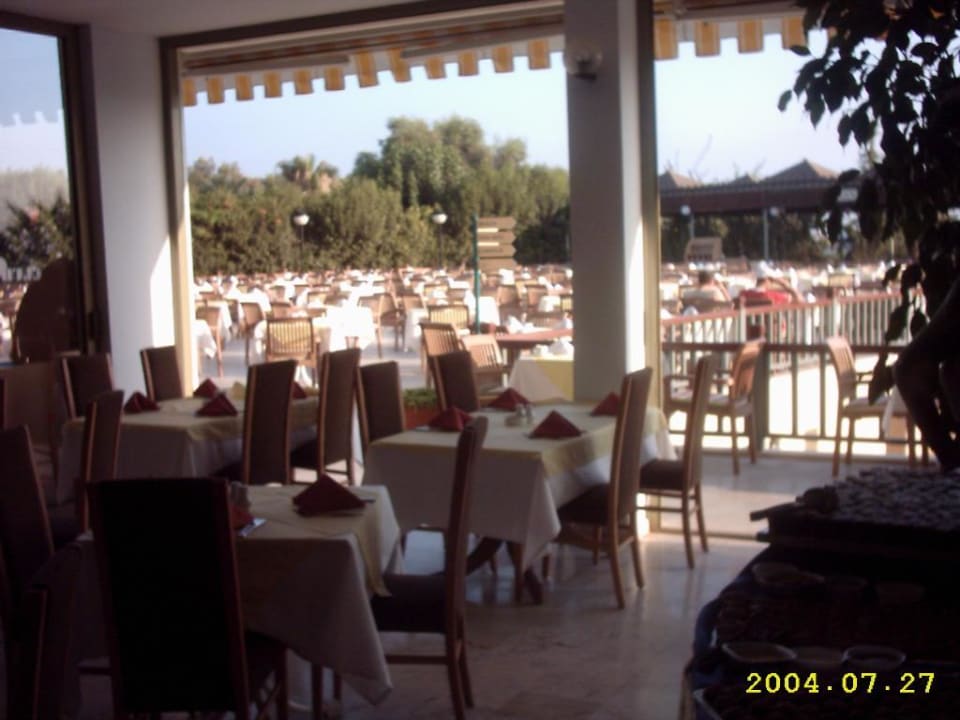 Terrasse  aus dem Essenssaal heraus aktuell 27. 07.2004 Sealife Buket Resort & Beach