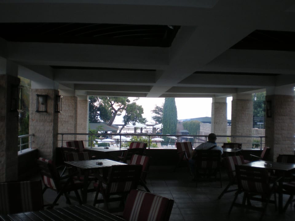 Terrasse: Tische kleben ganbz fies Armas Gül Beach