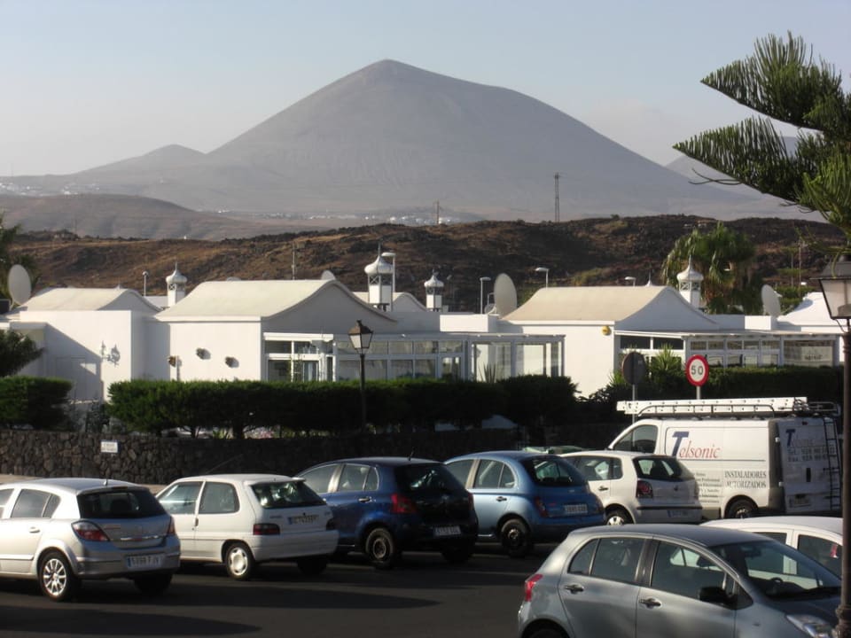 Blick über den Parkplatz auf die Landschaft Hotel Riu Paraiso Lanzarote