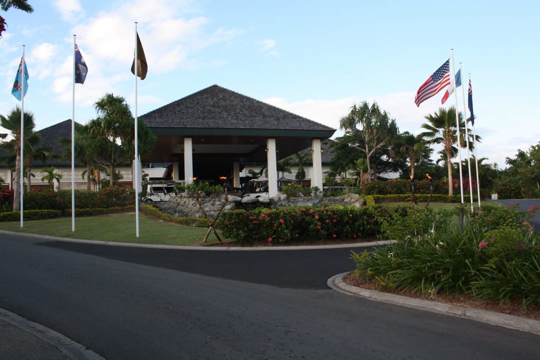 На входе в отель Hotel Sofitel Fiji Resort & Spa