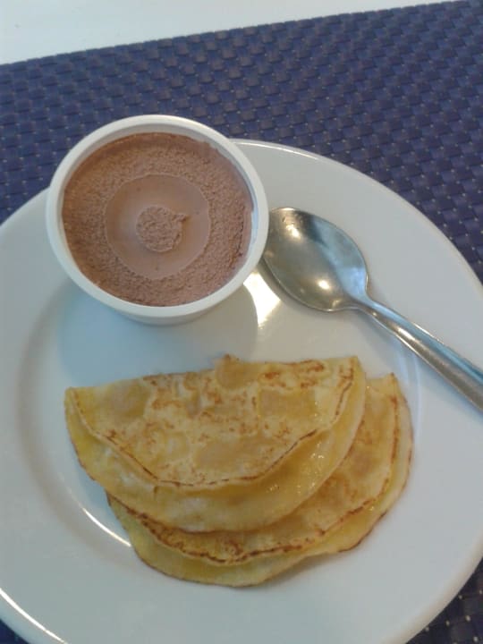 Schokoeis mit Eierkuchen gefüllt mit Apfelmus Millor Sol