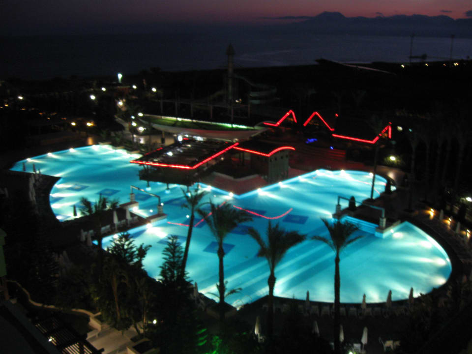 Pool bei Nacht Hotel Delphin Diva