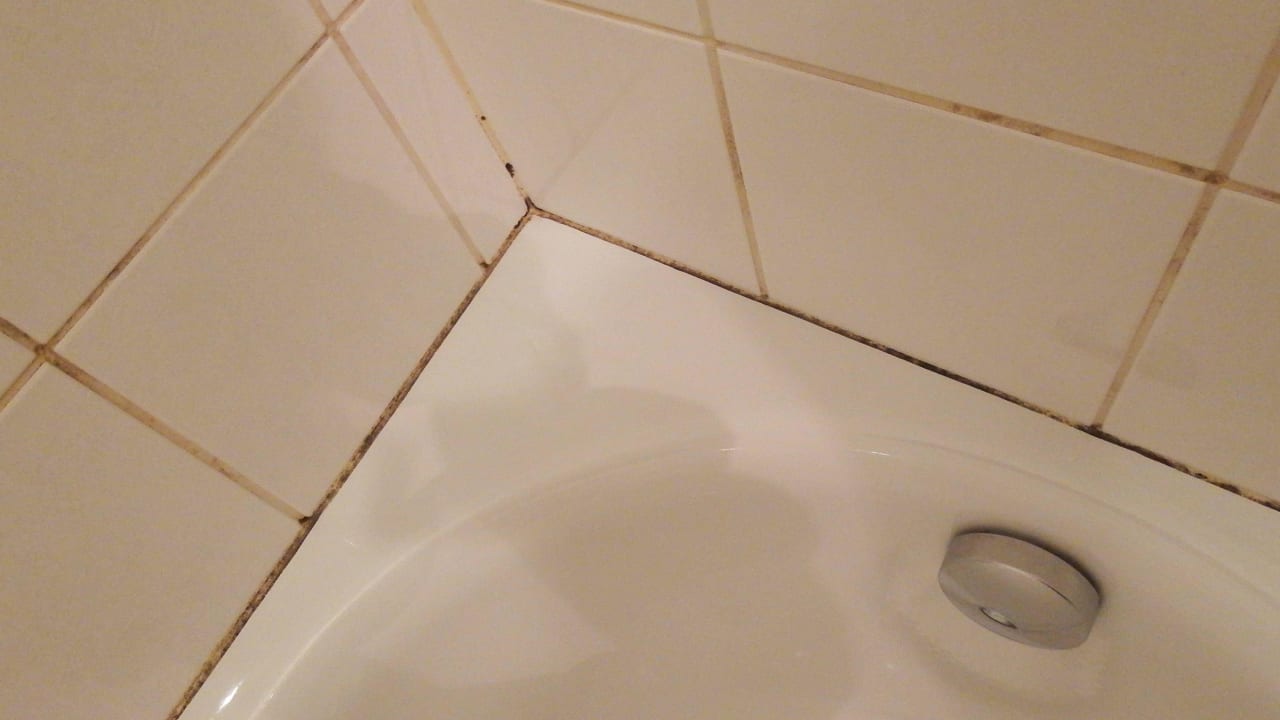 Schimmel um gesamte Badewanne Altstadthotel Kasererbräu