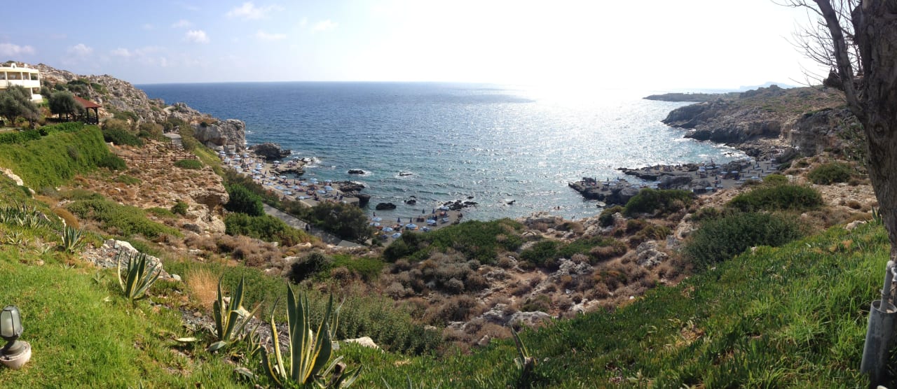 Blick auf die kleine Badebucht Hotel Kalithea Mare Palace