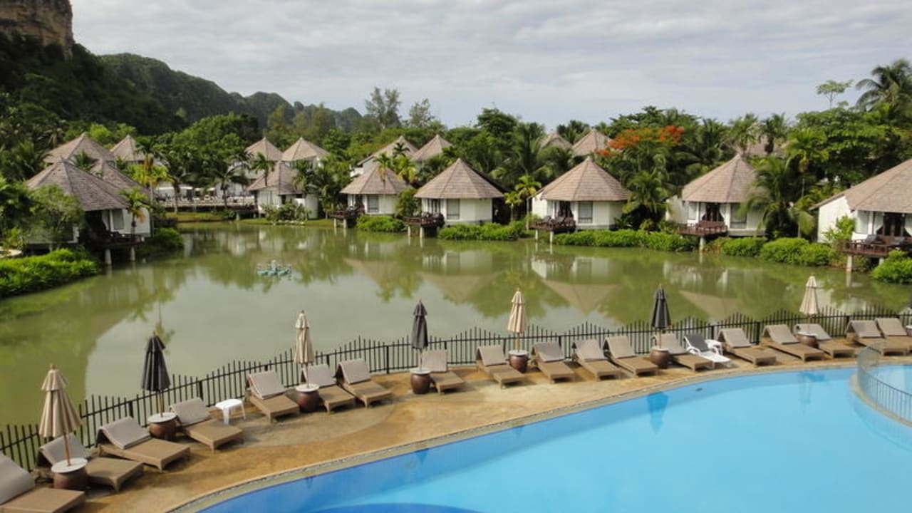 Бассейн, лагуна и коттеджи Peace Laguna Resort and Spa