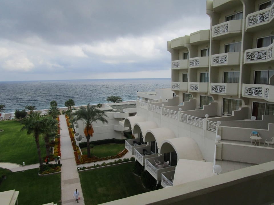 Superior-Zimmer, mit Ausblick auf andere Balkone Rodos Palladium Leisure & Wellness