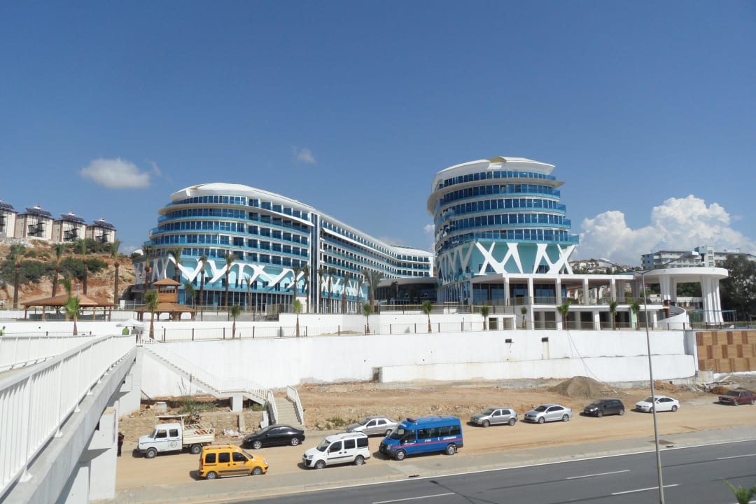 Übergang vom Hotel zum Strand Vikingen Infinity Resort & Spa