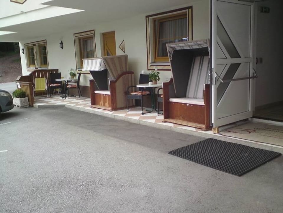 Terrasse liegt direkt am öffentlichen Eingang Hotel Berghof