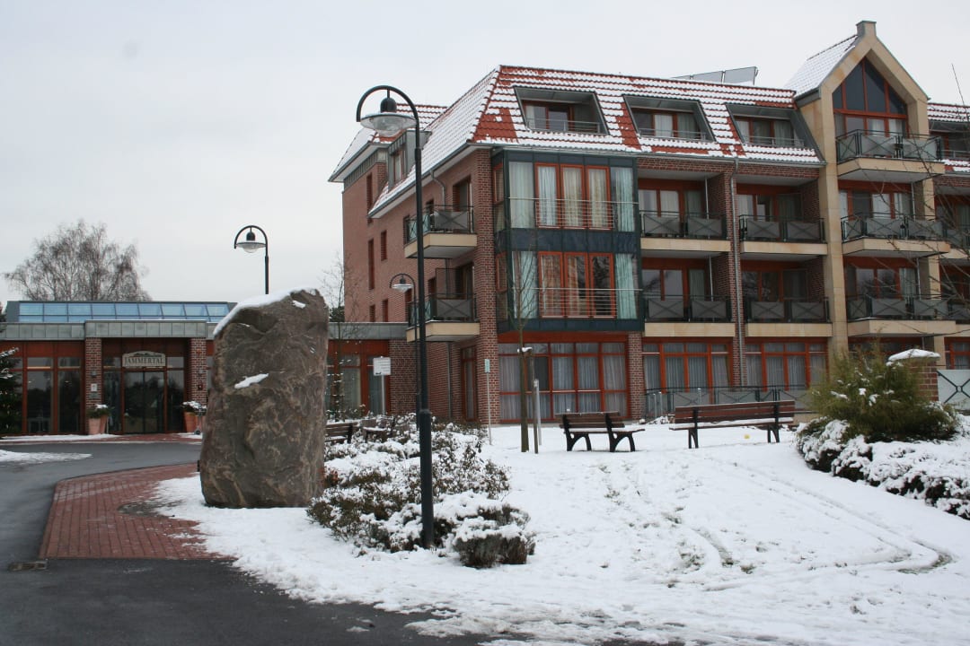 Vorderseite des Hotels mit Sonnenflügel Jammertal Golf & SPA-Resort