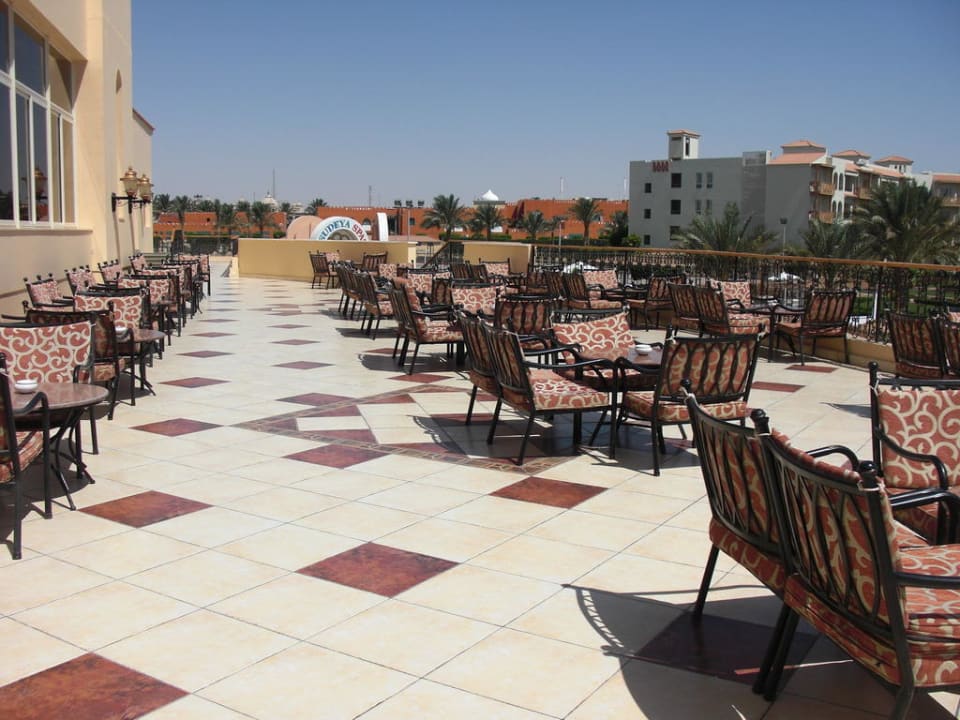 Dachterrasse des Haupthauses und abends Bar Pickalbatros Dana Beach Resort - Hurghada