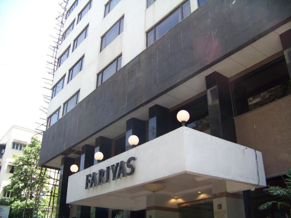 Blick aufs Hotel von der Strasse Hotel Fariyas