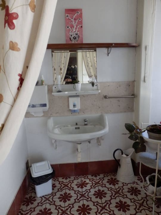 Waschbecken im Flur  Hotel Residencial União