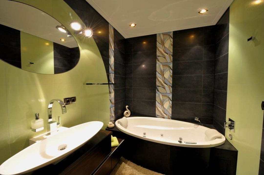 Bad mit Whirlpoolwanne & Dusche Apartment Anima Villa Via Lapis