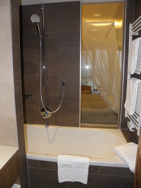 Badewanne St. Martins Therme & Lodge Hotel