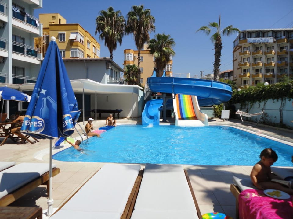 Hinterer Pool mit 2 Rutschen Blue Diamond Alya