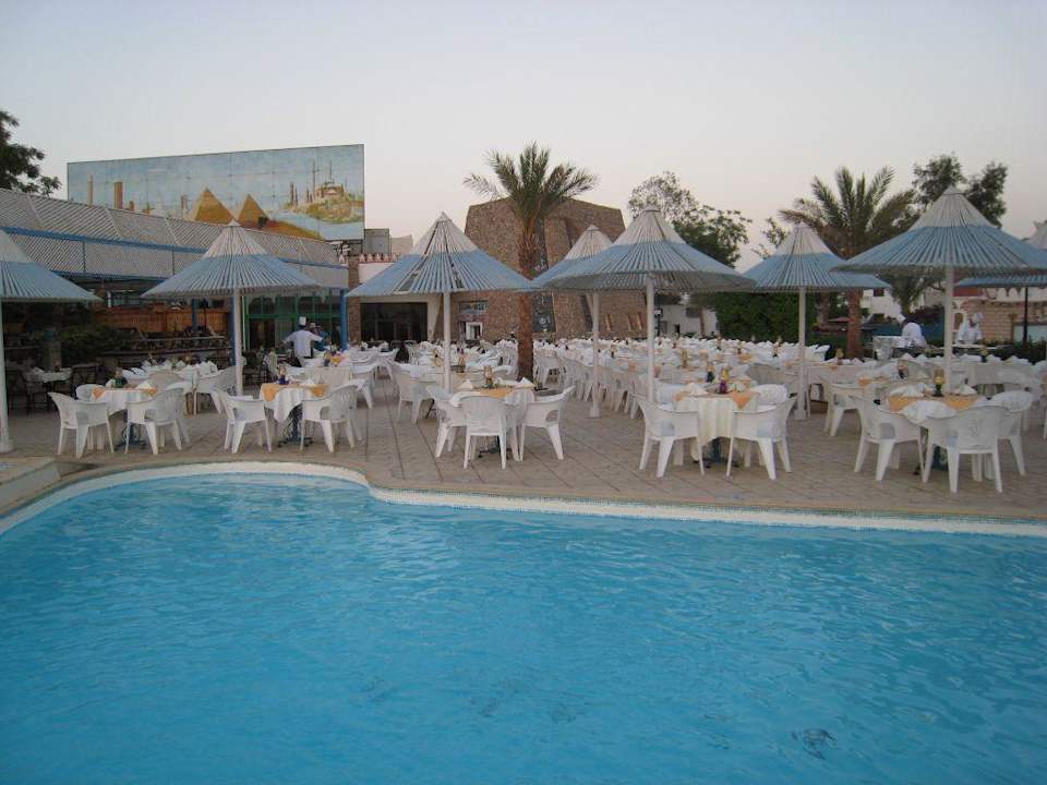 Vorbereitung zum Abendessen am Pool Albatros Sharm Resort