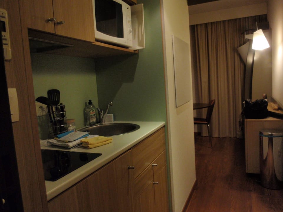 Mini-cocina y zona comedor al fondo Adagio City Aparthotel Nantes Centre