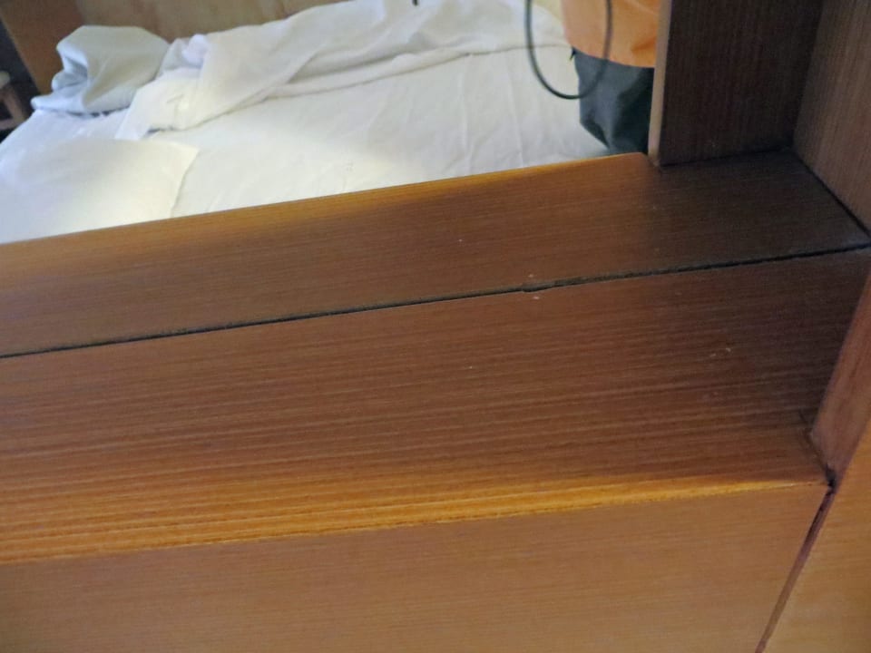 Staub auf der Ablage am Bett FERGUS Style Bahamas