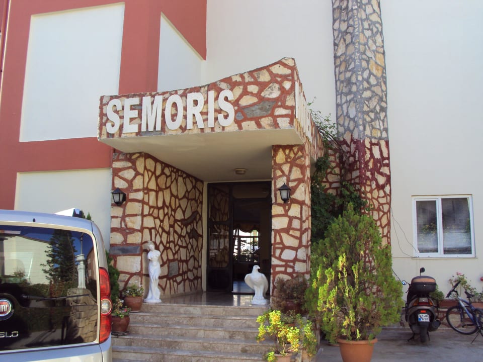 Hoteleingang Semoris Hotel
