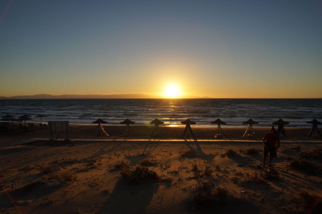 Traumhafter Sonnenuntergang Olympia Golden Beach Resort & Spa