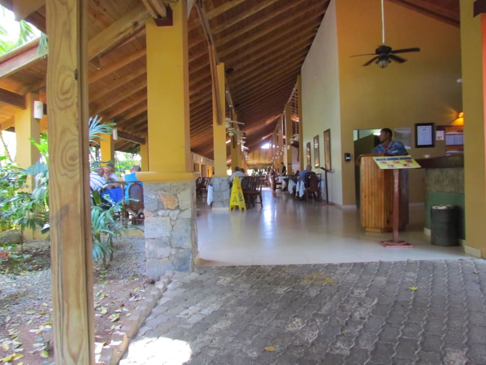 Eingang zum Restaurant Wyndham Alltra Samana
