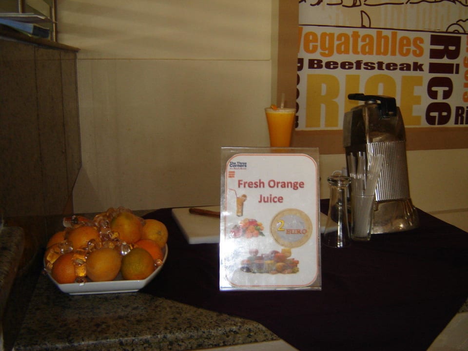Śniadanie -sok ze świeżych pomarańczy Three Corners Sea Beach Resort