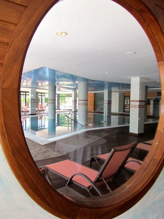 Blick zum Innen-Pool Hotel Serrano Palace