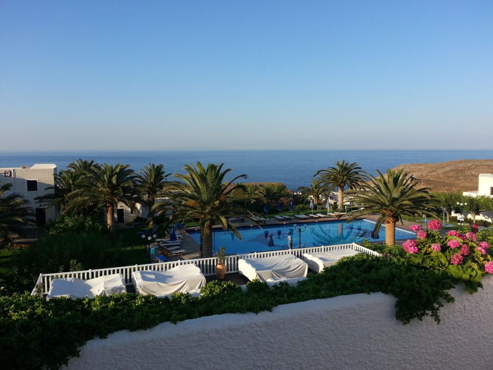 Hotelový bazén po ránu Vritomartis Naturist Resort