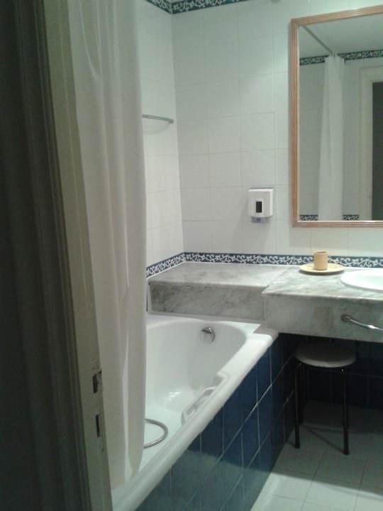 Badezimmer mit Badewanne Hotel Nesrine
