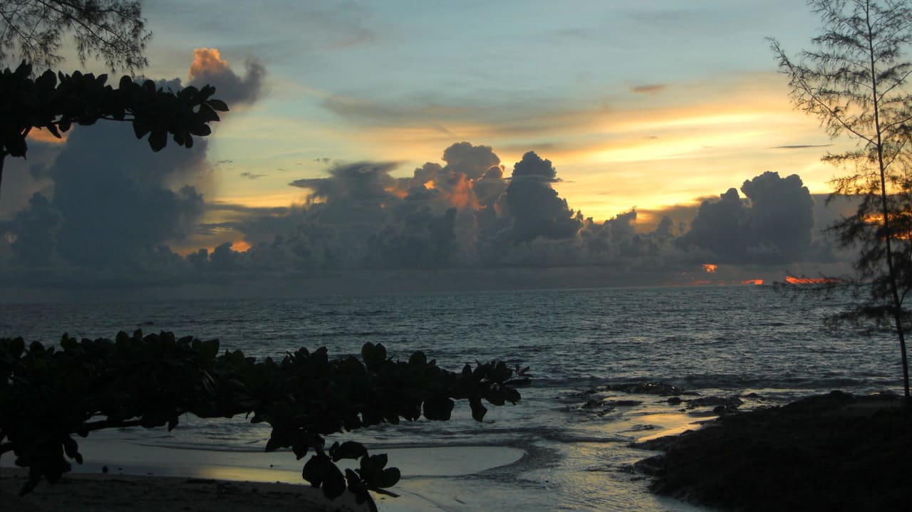 Sonnenuntergang, ca. 100 m vom Hotel entfernt Khaolak Oriental Resort - Adults only