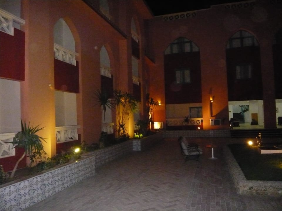 Mały ogród w środku hotelu Pickalbatros Aqua Park Resort - Hurghada