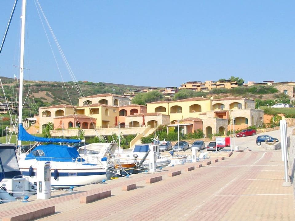 Blick von der Marina auf das Hotel Sirene Hotel Le Sirene