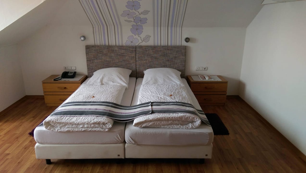 Unser Zimmer mit bequemen Bett Hotel Rothenburger Hof