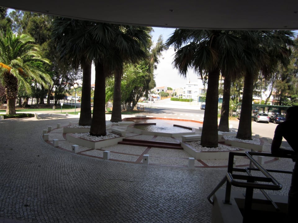 Vor dem Eingang Ozadi Altura Beach Resort