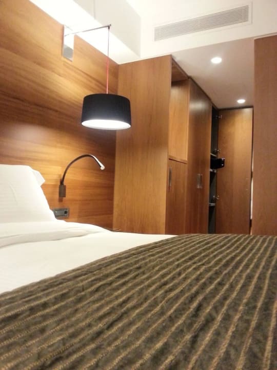 Blick zum Schrank + Minibar Hotel Samaria