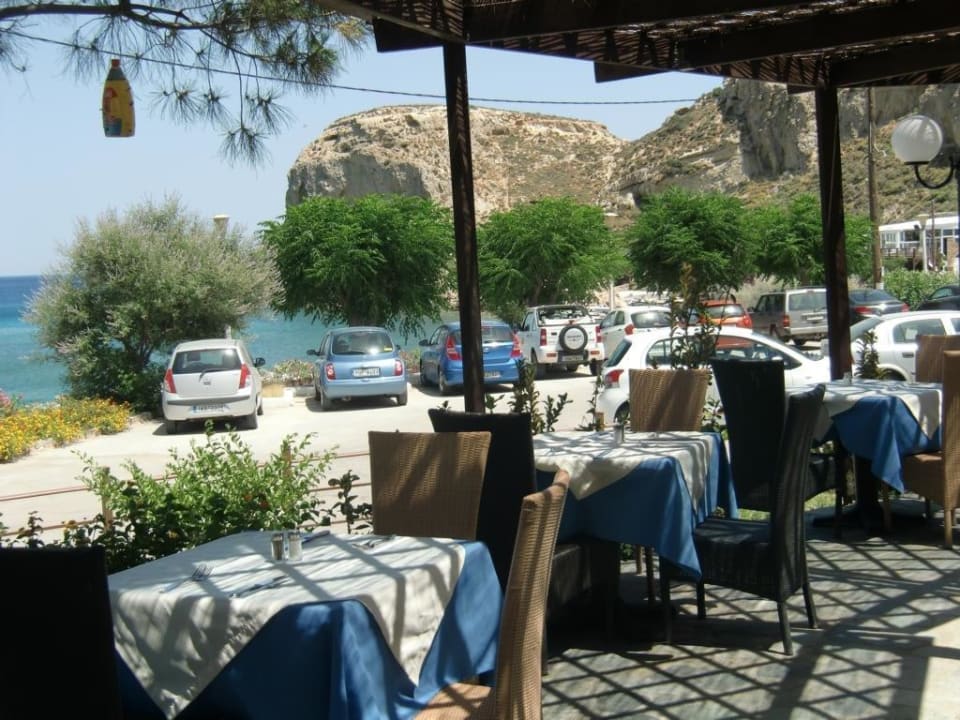 Einige Außentische-Blick über Parkplatz zum Meer alltoura Club Hotel Porto Angeli Beach Resort
