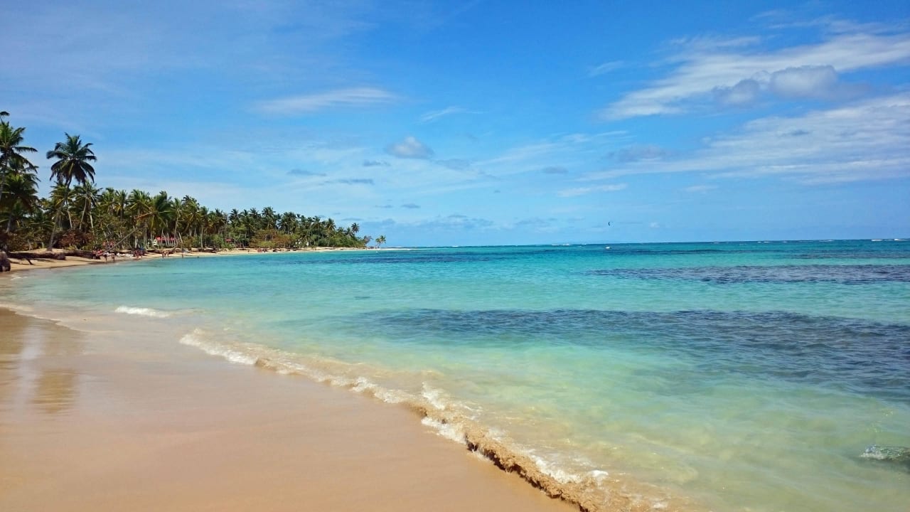 Strand links vom Hotel Bahia Principe Grand El Portillo