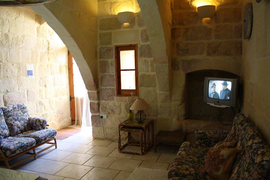 Fully equipped kitchen and dining area Ta' Leli Farmhouse