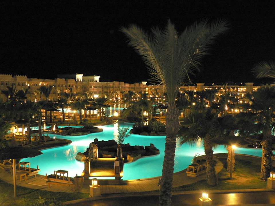 Poollandschaft by night Pickalbatros Palace Resort