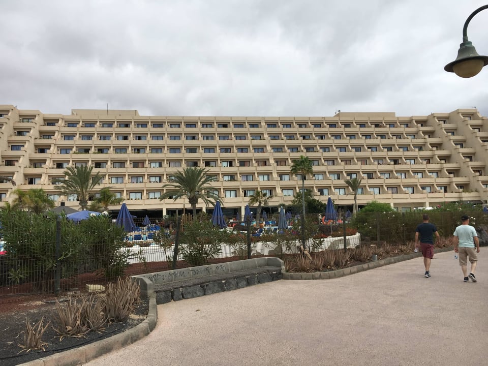 Sicht von der Strandpromenade auf das Hotel Hotel Grand Teguise Playa