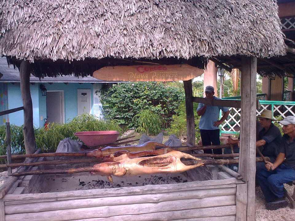 Spanferkelgrill in der Hotelanlage Hotel Playa Pesquero