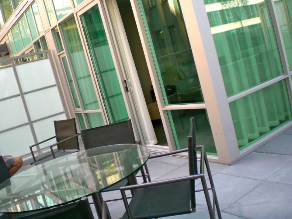 Eigene Terrasse zum Zimmer gehörend Hotel Coast Coal Harbour