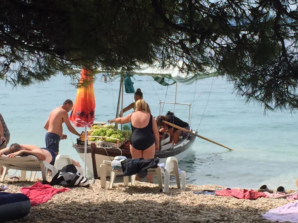 Obstboot am Strand Bluesun Hotel Neptun